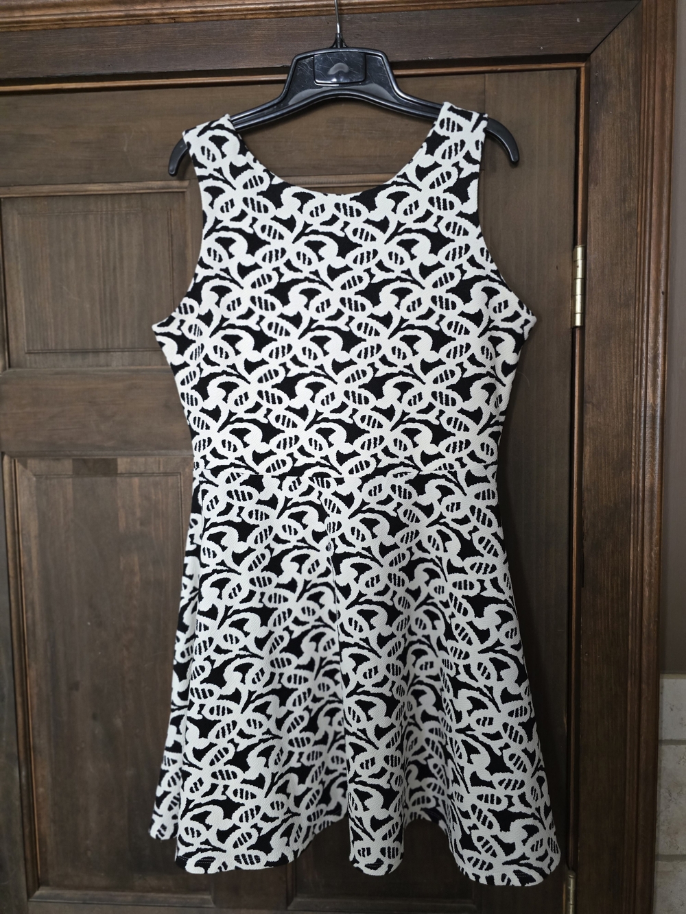 O Charming Charlie Black and White Sleeveless Fit-and-Flare Mini Dress L
